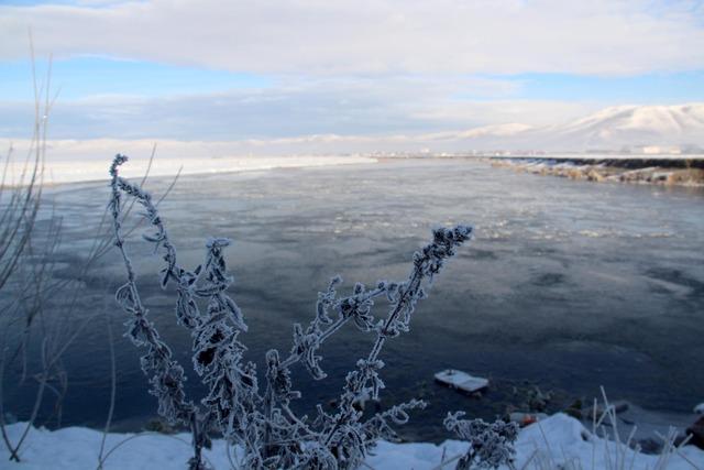 ardahan'da-kura nehrinin-buzlarla-kaplı-soğuk-hava yüzeyi_4904_dhaphoto3